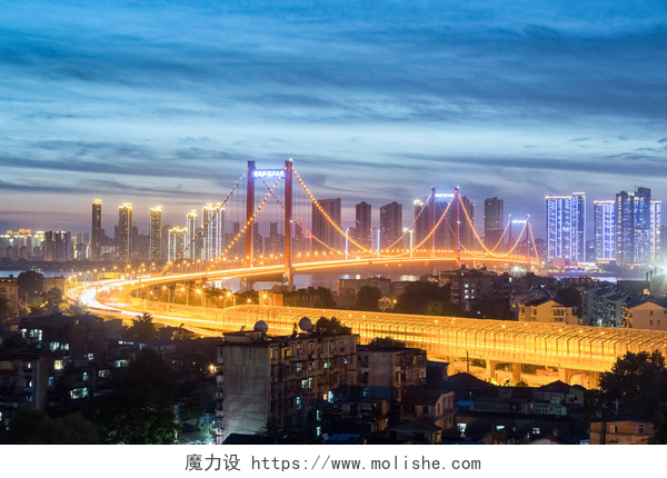 现代城市夜景武汉悬索桥在夜幕降临